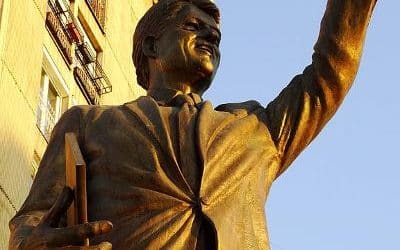 Clinton Statue