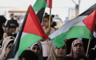 palestinos agitam bandeiras durante marcha pelo 74º aniversario da "nakba"