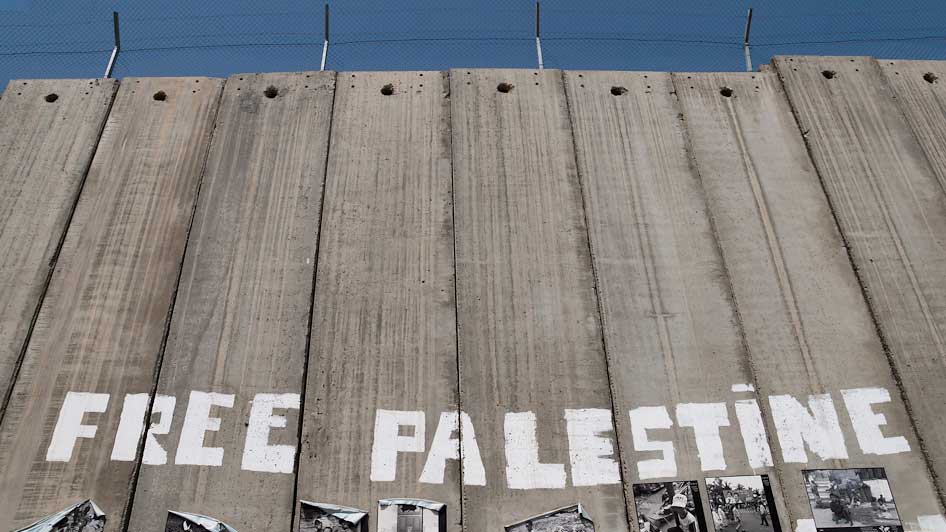 Graffiti showing the words "FREE PALESTINE" on Israel's illegally constructed annexation wall in the West Bank (Photo by Montecruz Foto, licensed under CC BY-SA 2.0)