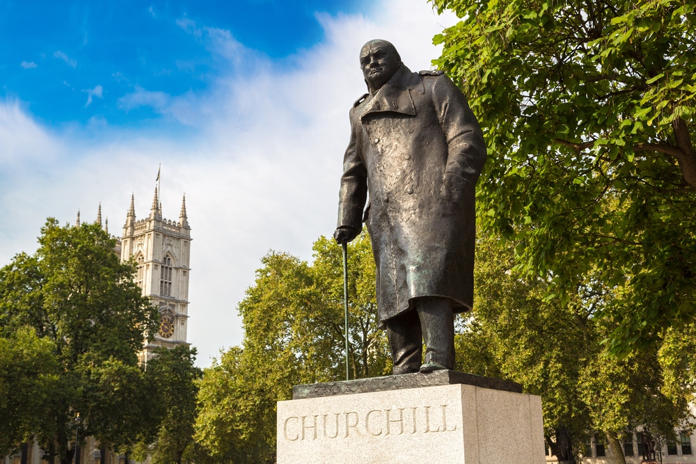 statue of winston churchill in london