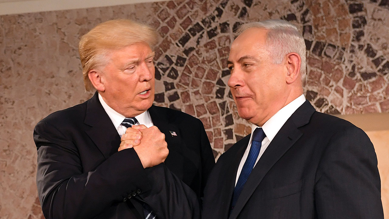 US President Donald Trump in a hand grip with Israeli Prime Minister Benjamin Netanyahu at the Israel Museum, Jerusalem, on May 23, 2017 (Photo by US Embassy Tel Aviv/Licensed under Attribution 2.0 Generic)