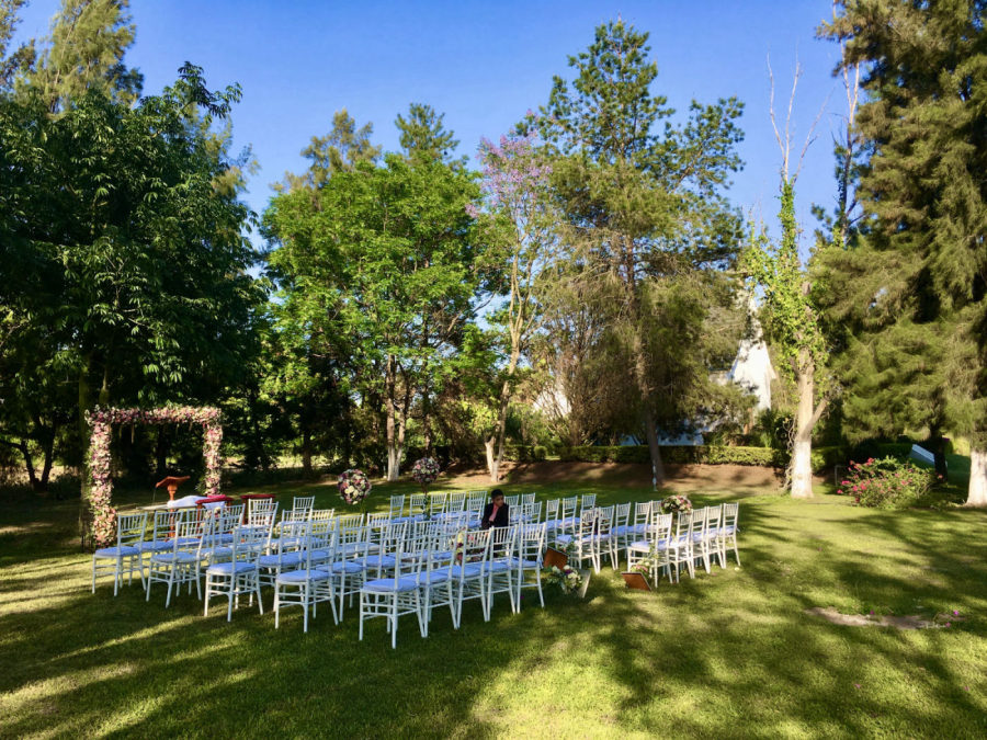 Ceremonia de boda montada en los jardines de Paraíso Aventura