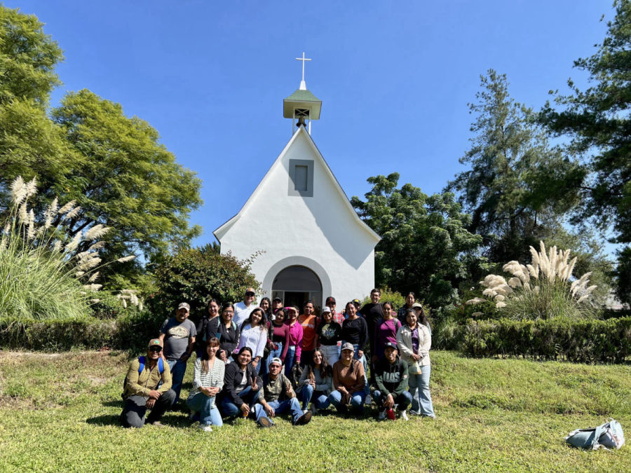 Grupo de visitantes en convivencia