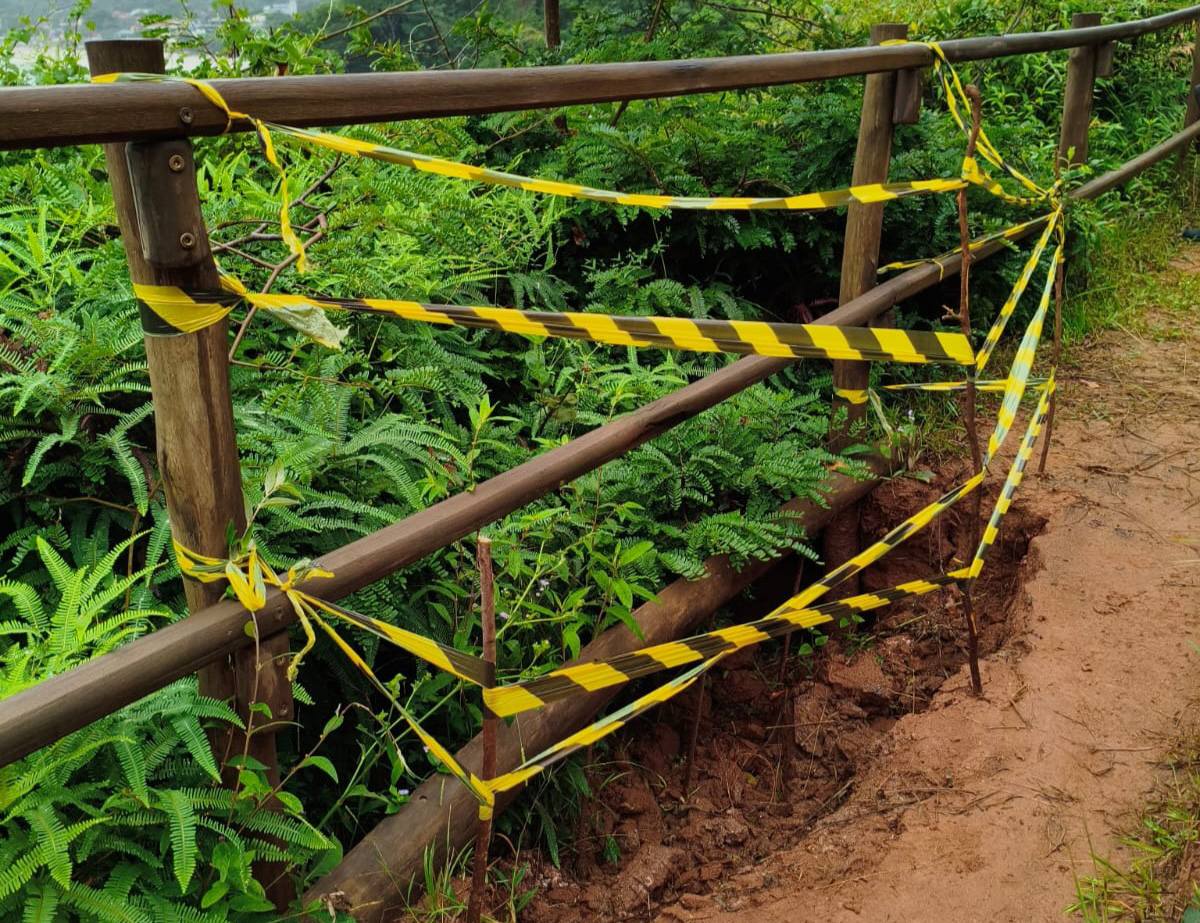 Área da Trilha do Mirante Maresias–Paúba passa por avaliação técnica após cedimento de solo