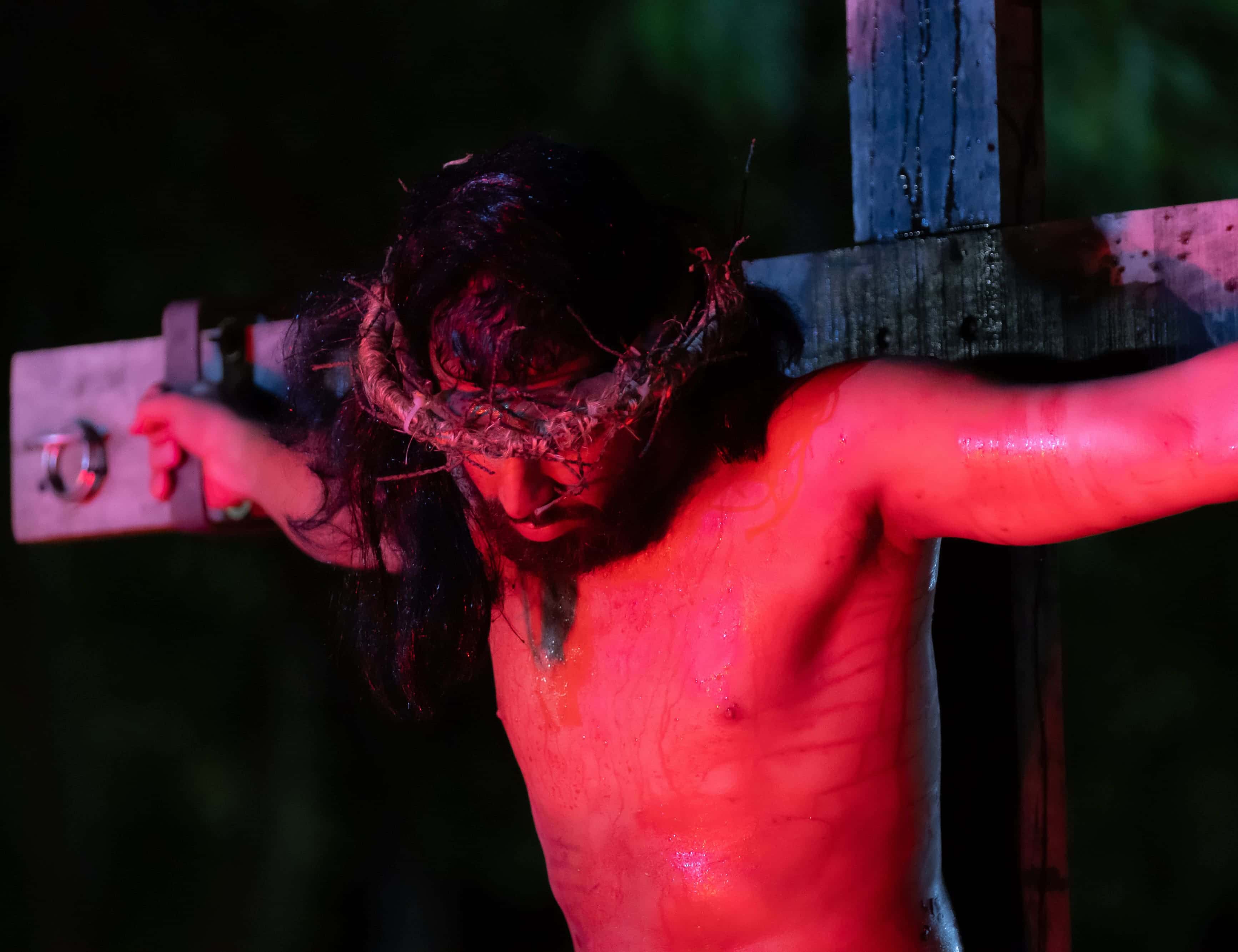 Encenação da Paixão de Cristo movimenta Sexta-feira Santa, na Praça da Matriz, em São Sebastião