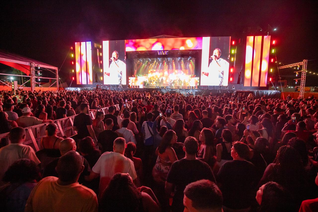 Penúltimo dia de Verão Show tem multidão de 30 mil pessoas em apresentação histórica de Thiaguinho