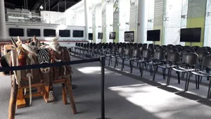 Pagan trabajadores corte de subsidios al Centro Fox: al menos 20 despidos; ex presidente se esconde