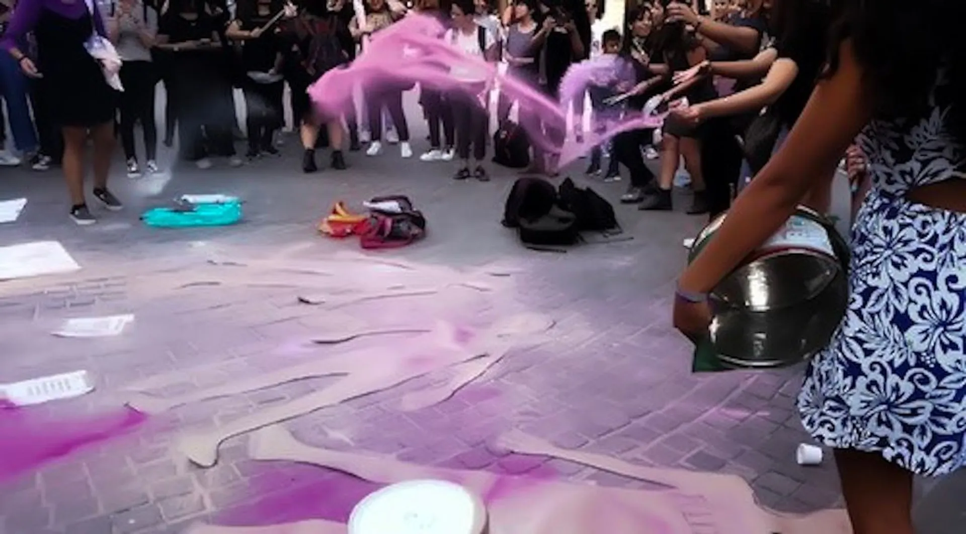 Mujeres de Guanajuato empuñan su "arma", brillantina, contra las violencias machistas