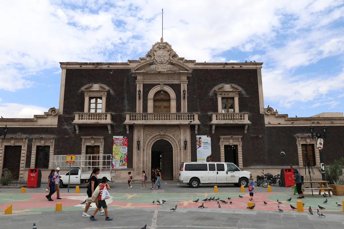 Las remodelaciones del Centro Municipal de las Artes (2022) y el Mercado Reforma (2023) fueron realizadas por Ruiz Orozco por 3.4 y 6.4 millones de pesos, respectivamente. / Fotografías: Favia Lucero.