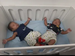 Los dos bebés -hoy de 4 años- nacieron dependientes de las sustancias que consumía su madre, en Guayaquil. Ella había sido admitida en un programa municipal de rehabilitación, uno que actualmente excluye a las mujeres embarazadas. (Tierra de Nadie).