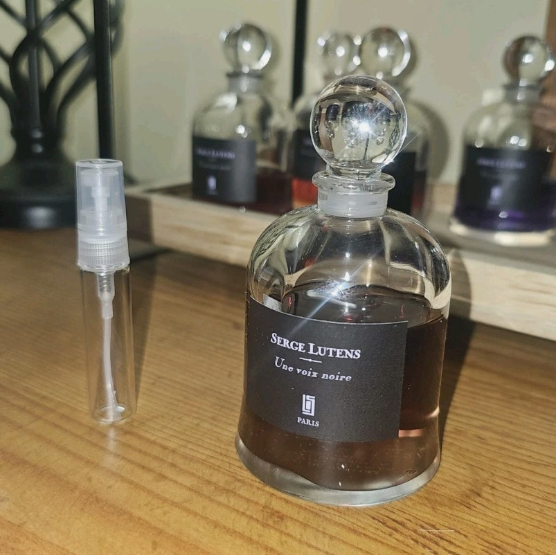 Serge Lutens Une Voix Noire 0.16 oz / 5ml Decant image 1