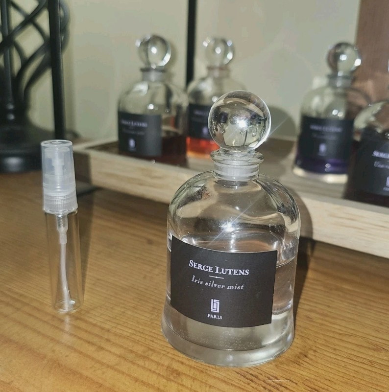 Serge Lutens Iris Silver Mist 0.16 oz / 5ml Decant image 1