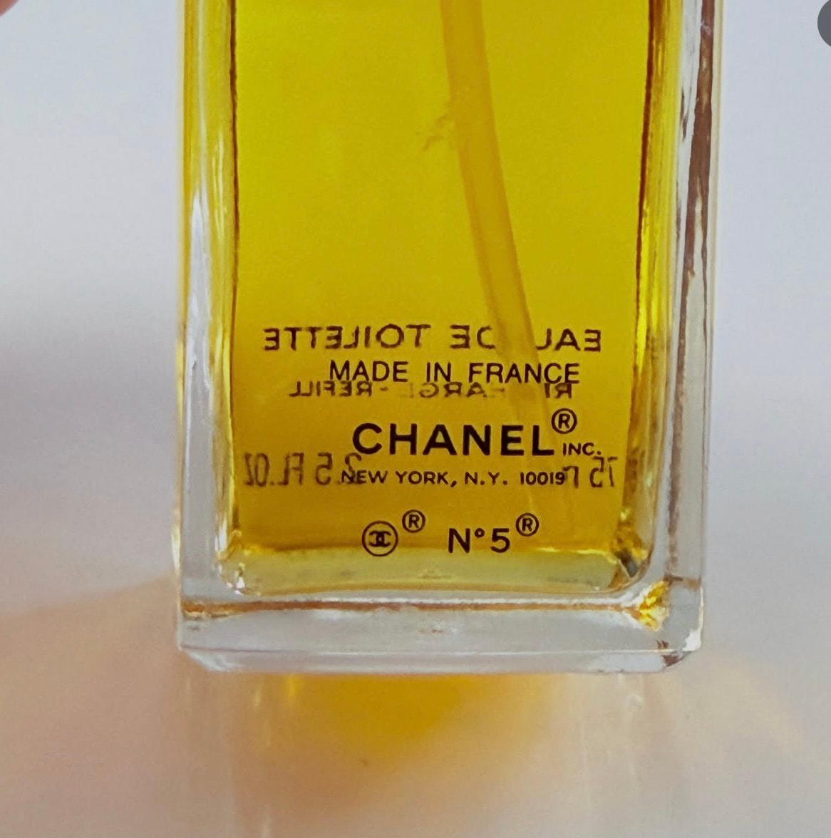 Chanel N°5 Eau de Toilette Vintage Recharge Refill Spray 65 ml left of 75 ml bottle 2.5 oz / 75ml Preowned Without Packaging thumbnail 2