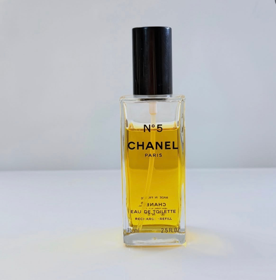 Chanel N°5 Eau de Toilette Vintage Recharge Refill Spray 65 ml left of 75 ml bottle 2.5 oz / 75ml Preowned Without Packaging thumbnail 4