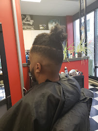 SPLITT ENDS - Stylist & Barber