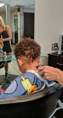Salon La Di Da