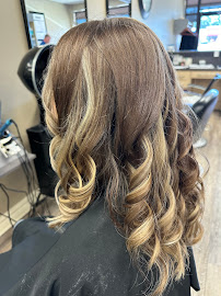 OZ Hair, Skin & Barbershop
