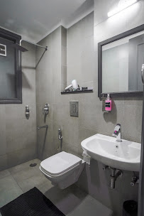 Saltstayz Express - Golf Course Road & DLF Phase-1