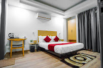 Saltstayz Express - Golf Course Road & DLF Phase-1