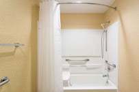 Super 8 by Wyndham Charles City