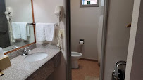 Days Inn & Suites by Wyndham Kansas City South
