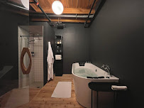 Holiday Salon & Bathhouse