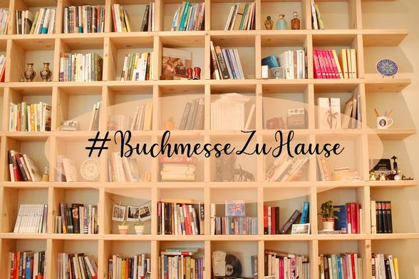 Ein Regalfoto, dazu der Hashtag #BuchmesseZuHause