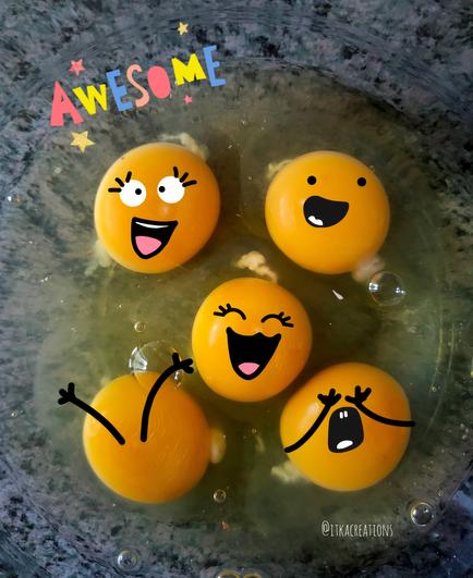 5 oeufs cassés dans un saladier qui semblent vivre leur meilleure vie  : des yeux, bouches et bras ont été ajoutés numériquement pour les rendre joyeux !