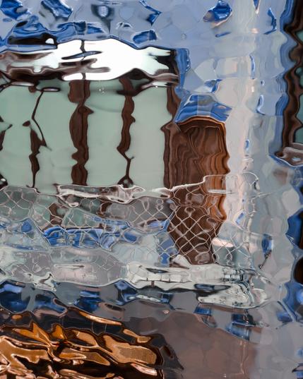 Puit de lumière de la Casa Battlo de Gaudi (Barcelone) vu à travers le garde-corps vitré. Cela donne l'impression au visiteur d'être sous l'eau