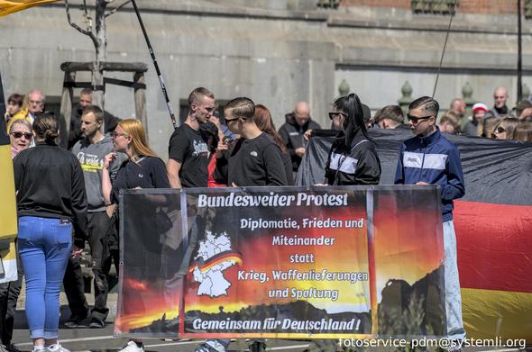 frontbanner mit 4 jungnazis

"bundesweiter protest"