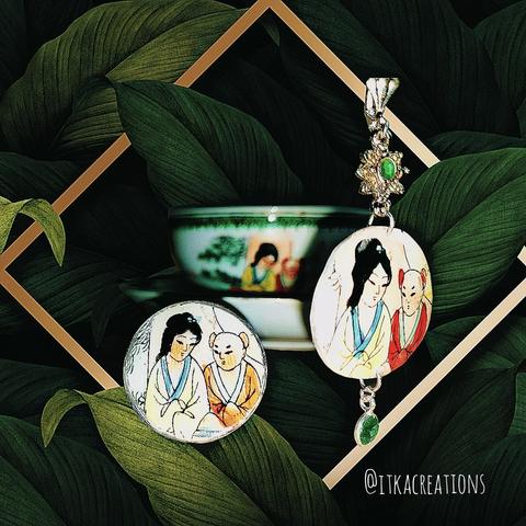 Une grosse bague ronde et une boucle d'oreille assortie (qui possède bien sa jumelle!). Elles ont été réalisées à partir d'une vieille tasse en porcelaine chinoise, trouvée dans un vide-grenier.