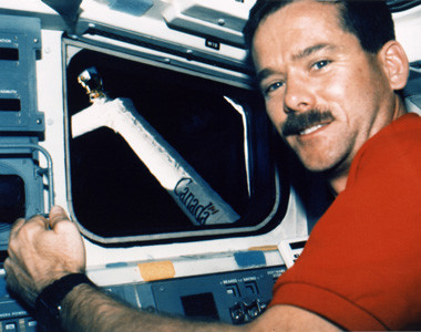 L'astronaute de l'Agence spatiale canadienne Chris Hadfield manoeuvre le Canadarm durant la mission STS-74.
(avec la permission de NASA)