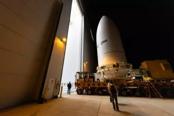 Photo diffusée par Amazon, le 2 avril 2025, montrant les satellites du projet Kuiper encapsulés dans la coiffe d'une fusée Atlas V au centre de traitement des satellites d'Amazon à Cap Canaveral, en Floride, en mars 2025.