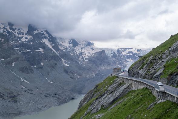 The same building and the same glacier in 2024. It has almost melted away. Gross Glockner is behind the clouds unfortunately.