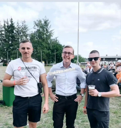 Philipp Amthor lässt Fotos mit Neonazis machen, lässt sich mit Nazi-T-Shirt der verurteilten Antisemitin & Holocaustleugnerin Ursula Haverbeck fotografieren. (2021)