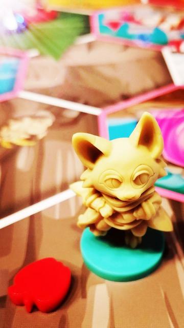 Eine Spielfigur auf dem Spielbrett von MyLittleScythe. Die Figur ist unbemalt und stellt einen Wustenfuchs dar.