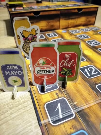Pappaufsteller der Kategorie "mittelschwer". Es handelt sich um Ketchup-, Senf-, Mayonnaise- und Hot Chili-Flaschen. Der Eulenaufsteller symbolisiert uns. Alles sehr hochwertig.