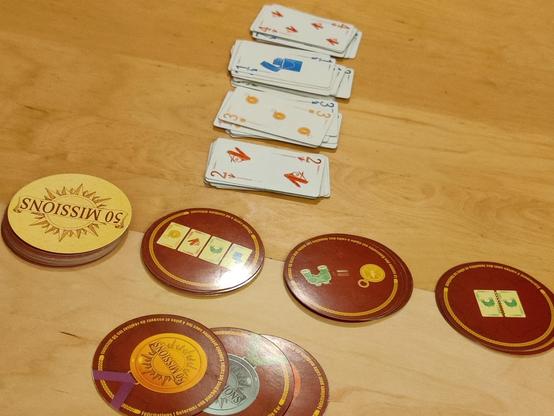 L'état de fin du jeu 50missions, avec les cartes du jeu au fond, et les 3 missions non réussies au 1er plan