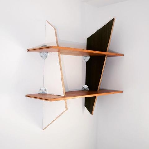 Estantería con madera reutilizada