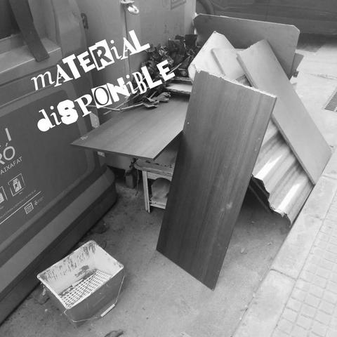 Madera encontrada en la basura para una estantería