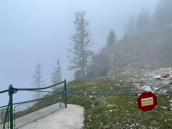 Foto der Absperrung, wo das Geländer aufhört und es dahinter steil runtergeht