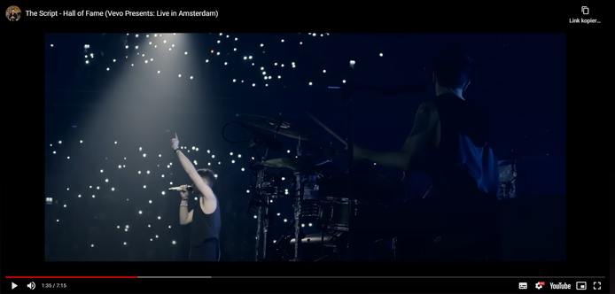 Bildschirmfoto THESCRIPT 2014 HallOfFame Ein Sänger auf der Bühne und viele Seelenlichter
