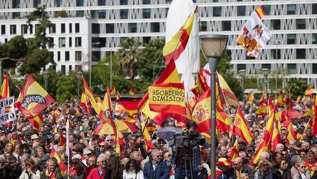 La concentració a la plaça Colón estava convocada per un centenar llarg d'entitats (Europa Press/Jesús Hellín)