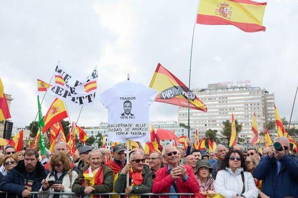 Entre els manifestants, hi havia cartells al·lusius a Pedro Sánchez i el seu executiu (Europa Press/Jesús Hellín)