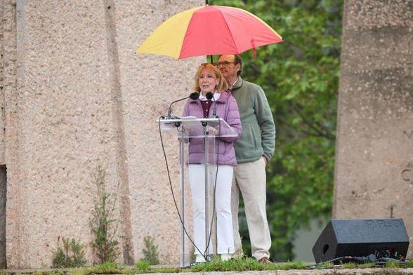 L'expresidenta de la Comunitat de Madrid Esperanza Aguirre s'ha dirigit als manifestants des del faristol (Europa Press/Jesús Hellín)