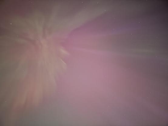 Photo of the sky, lit in purple by an aurora
- - -
Photo du ciel, illuminé en violet par une aurore