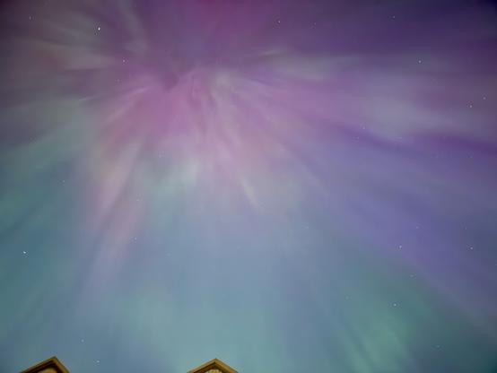 Photo of the sky, with an aurora, with shades of purple, pink and green
- - -
Photo du ciel, avec une aurore, avec des teints de violet, rose et vert