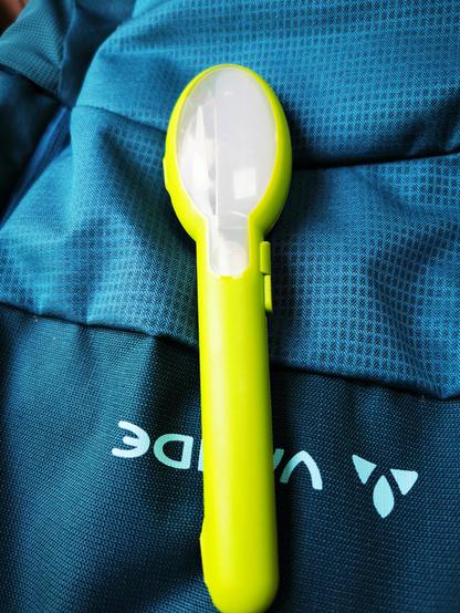 Besteckset in grüner Hülle auf einen Rucksack