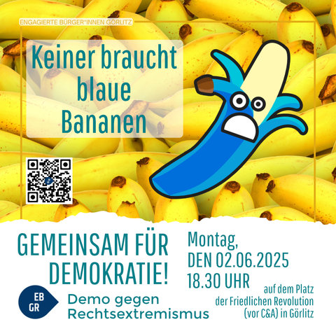 Das Bild zeigt eine auffällige Plakatgestaltung mit einem Hintergrund aus gelben Bananen. Im Vordergrund ist ein blauer, aufgeschälter Bananenkarton mit einem erschrockenen Gesichtsausdruck zu sehen. Über dem Cartoon-Bananenkarton steht in großen blauen Buchstaben der Text "Keiner braucht blaue Bananen". Darunter befindet sich ein QR-Code. Weiter unten steht in großen grünen Buchstaben "Gemeinsam für Demokratie!" und darunter "Demo gegen Rechtsextremismus". Das Datum und die Uhrzeit des Events sind angegeben: "Montag, den 02.06.2025, 18.30 Uhr". Der Veranstaltungsort wird als "Platz der Friedlichen Revolution (vor C&A) in Görlitz" genannt. Oben links steht "Engagierte Bürger*innen Görlitz" und unten links "EB GR".