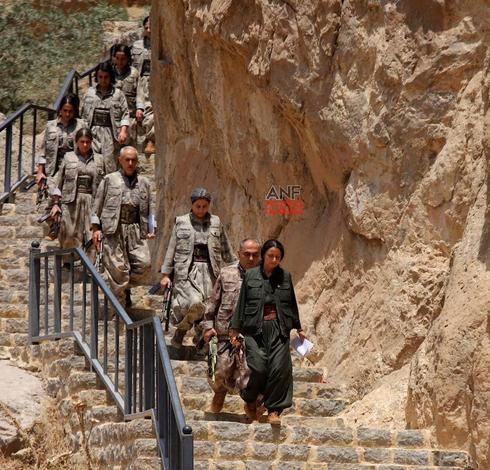 Bese Hozat leitet die symbolische PKK-Entwaffnungszeremonie am 11. Juli 2025. Das Foto zeigt sie und andere PKK Mitglieder beim Abstieg zur Jasna Höhle